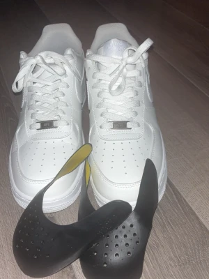Vita nike airforce 1s - Säljer ett par helt vita airforces, crep skydden ingår med skorna. 