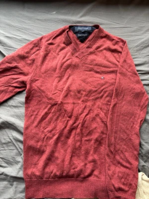 Tommy Hilfiger PremiumLambwool tröja - Denna är mycket skön och stilren, skicket är ok och har ett minimalt hål. Passar S och M men bara S om man ska ha skjorta under. 