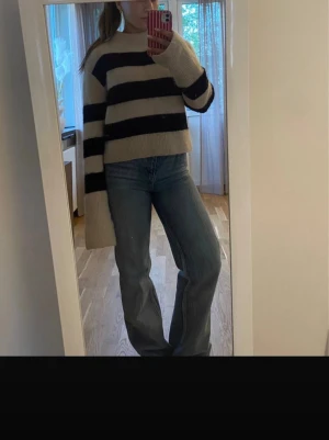 Mohair tröja H&M - Mohair tröja. Tröjan har långa, vida ärmar och en rak passform med slits vid ärmarna