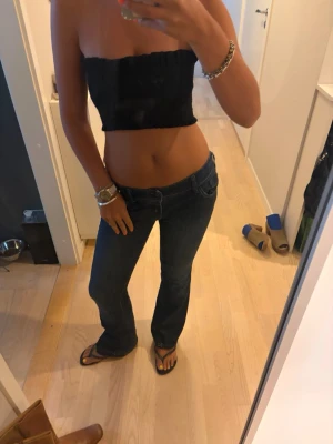 Mörkblå bootcut jeans - Blå bootcut med så snygga paljettfetaljer så najs fit 