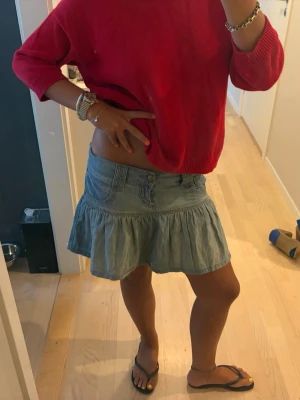 Ljusblå volangkjol i denim - Såååå cool snygg volangkjol y2k