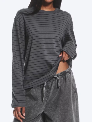 Mörkgrå randig långärmad topp från Weekday  - Snygg mörkgrå långärmad topp med svarta ränder. Oversized passform och rund halsringning. Perfekt för en avslappnad och trendig look.  100% bomull