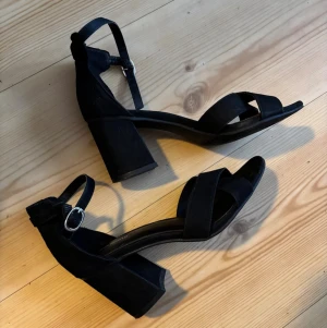 Svarta klackade sandaler - Säljer ett par svarta klackskor / sandaler från Graceland i strl 37 med bred klack och öppen tå! ❤️