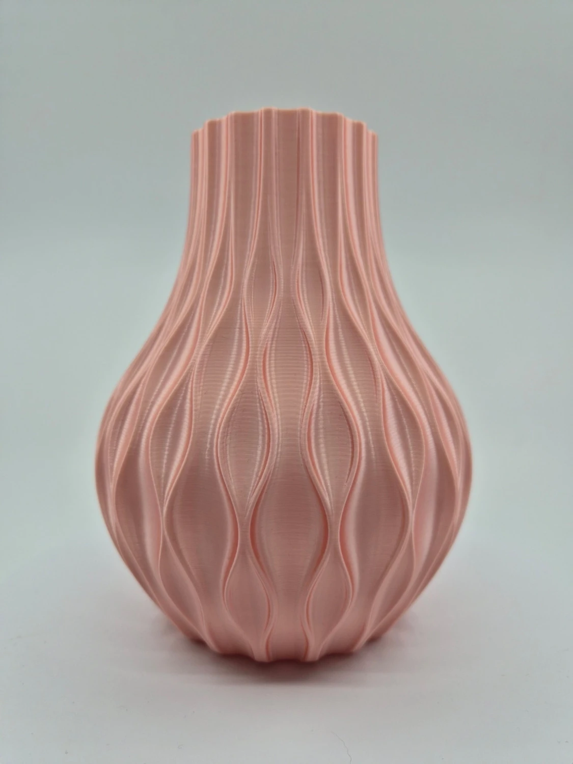 Rosa 3D-printad vas med vågmönster