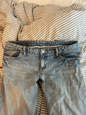 Lågmidajde jeans  - Super snygga och super låga i midjan! Säljer då de är för långa för mig som är 167💖 midjemåttet är 44cm rakt över och innerbenslängden är 86cm. Lite slita vid hälarna men inget som man tänker på 