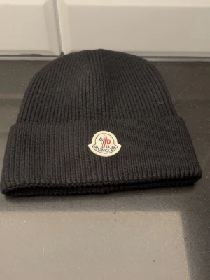 |\/| oncler mössa - Helt ny