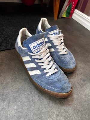Blå Adidas Spezial sneakers - Adidas spezials som är i hyfsat bra skick förutom att sulorna har lossnat lite men mest på den högra skorn o jag har försökt laga med lim men det låssnade efteråt. Nästan alla prisförslag godkänns