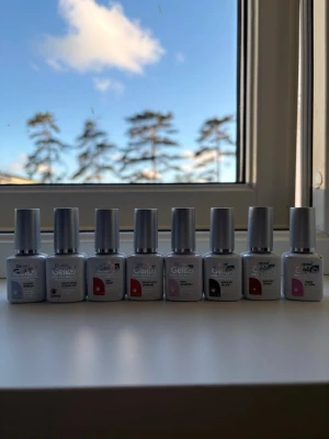 Gellack och builder gel från Depend - Säljer flera flaskor Depend gellack och builder gel i olika färger som röd, svart, beige, rosa och vit. Inkluderar både top coat och base coat samt builder gel för extra styrka. Perfekt för dig som vill fixa snygga naglar hemma med salongskänsla. Sakerna kanske är använda 1-2 gånger.