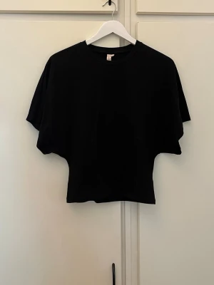 T-shirt - Säljer denna snygga figursydda T-shirt ifrån Nelly i storlek S. Bra skick & super skön💖