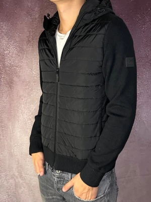 J.lindeberg cardigan  - Mycket fint skick | Size S (modellen är 188 cm 74 kg) | fraktar spårbart inom 24 timmar | för att köpa klicka ”köp nu” | vid frågor eller funderingar skriv ett meddelande | följare får bättre rabatter🙌