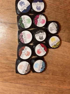 4D UV Gel i flera färger - Säljer 4D UV Gel i små burkar. Färgerna inkluderar blå, grön, rosa, gul, svart, vit, röd, brun och fler. Perfekt för kreativa nageldesigner och nail art. Gellacken har en krämig konsistens och används med UV-lampa. 7kr styck!💞