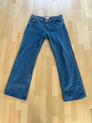 Nakd lågmidjade jeans  - Lågmidjade jeans från nakd i strl 38. I nyskick. Skriv om du har frågor❤️