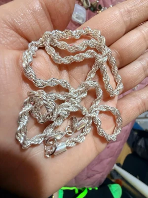 Tjockt tvinnat silverhalsband - Säljer ett snyggt halsband i silver med tvinnad kedja som ger en cool och unik look. Halsbandet har ett robust lås och känns riktigt trendigt. Perfekt för dig som vill ha ett statement-smycke som sticker ut och passar till många olika stilar.