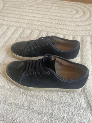 Lanvin - Svin snygga navy lanvins med bra skick 7/10 storlek 41 men passar 42 också.hör av er vid minsta fundering 😁