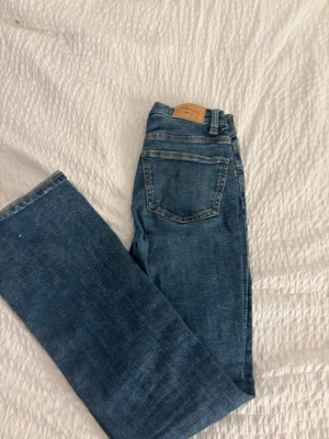 Gina tricot Bootcut jeans  - Säljer mina mörkblåa jeans från Gina tricot, inget slitage på dom och endast använda ett fåtal gånger, högmidjade och Bootcut, pris kan diskuteras vid snabb affär 