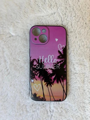 Mobilskal Hello Summer palm motiv - Snyggt mobilskal med texten 'Hello Summer' och palmmotiv mot en lila och orange solnedgång. Skalets baksida har vita hjärtan och är gjort i tålig plast. Passar perfekt för dig som vill ha sommarkänsla på mobilen.