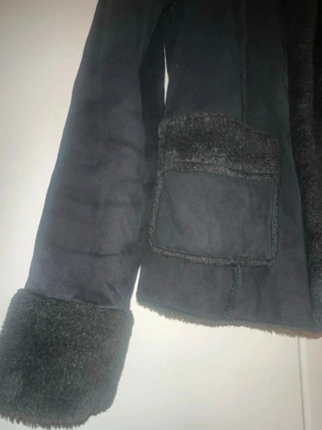Svart pälsjacka med fuskpälsdetaljer - 2