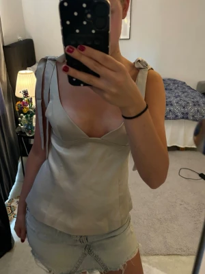 Fest topp😝😝 - Säljer en helt oanvänd  ljusbeige linnetopp med knytband som redan är fasta. Perfekt för sommaren och enkel att styla, bara att skriva vid frågor🤗Säljer pga av fel storlek!