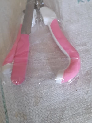 Klo klippare och fil rosa/vit - Klo klippare med matchande nagelfil i rosa och vitt. Handtaget har ergonomisk form och är tillverkat i plast med metallblad. Perfekt för att fixa klo hemma och få ett snyggt resultat.
