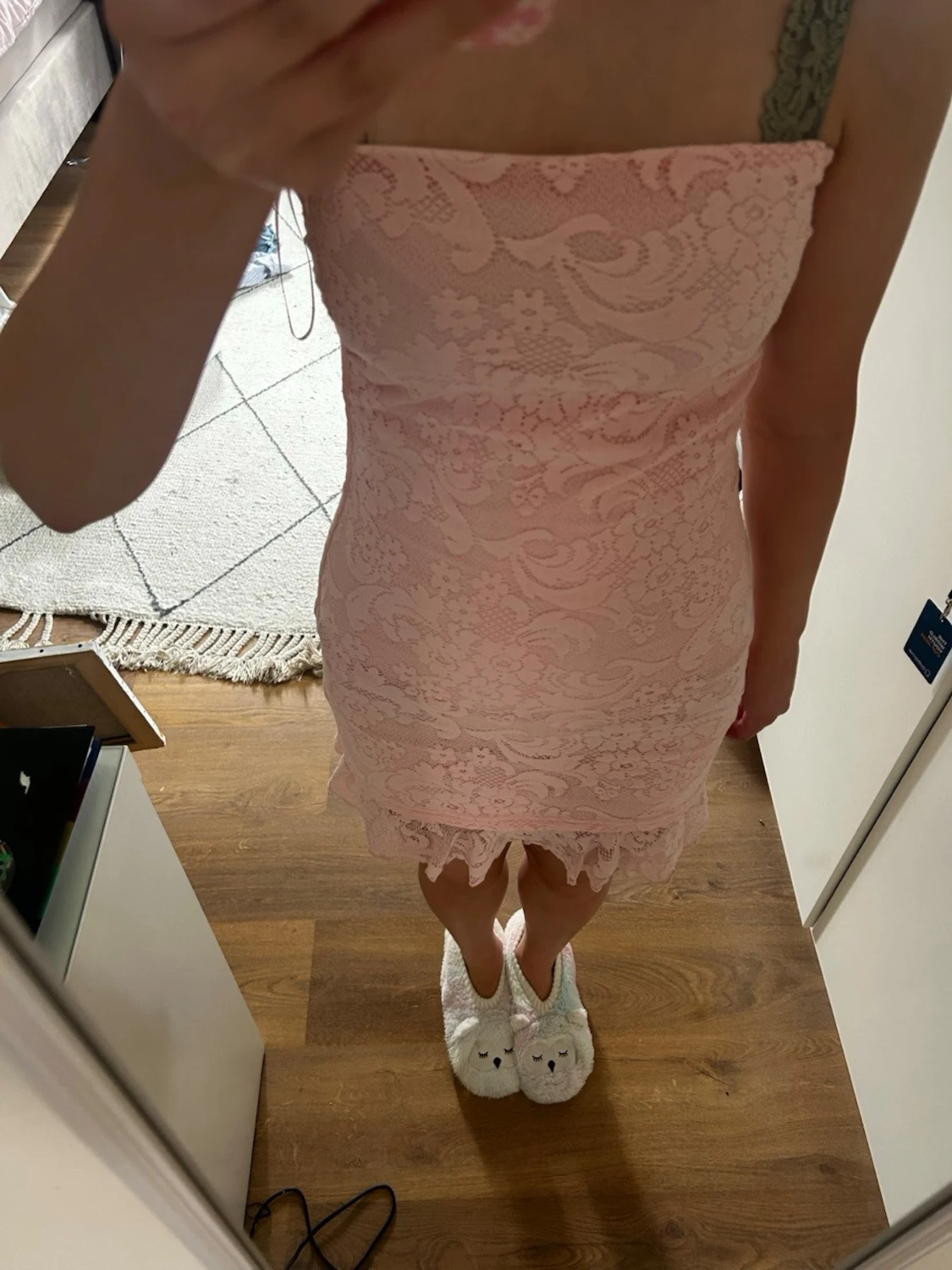 Ljusrosa spetsklänning