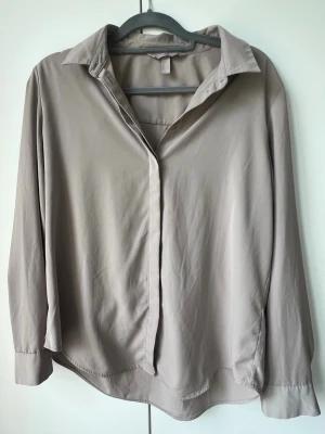 Skön skjorta från H&M - Stilren skjorta från H&M i storlek 40. 