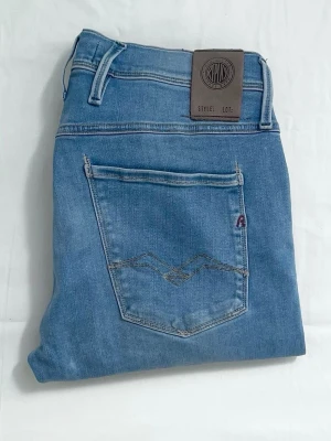 Replay anbass - Snygga jeans ifrån replay i den populära modellen Anbass. Storleken är w31 L30. Välldigt fint skick och inga defekter på jeansen