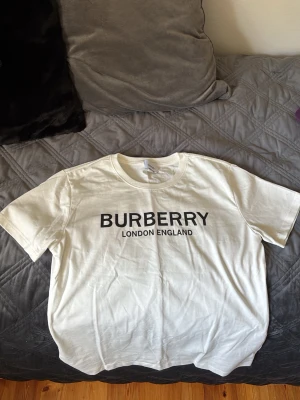 Vit Burberry t-shirt - Vit Burberry t-shirt i storlek medium oanvänd med normal passform