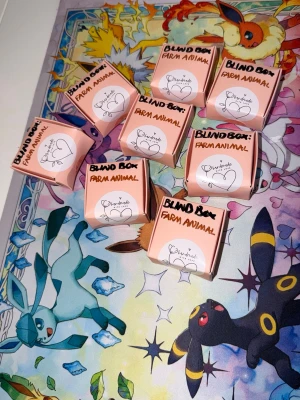 1 st blindbox farm animal nr 7 - ”OBS du kommer bara få en blindbox av denna annons”   Här har ni chansen att öppna en blindbox och få dessa söta bondgårdsdjuren som även är nyckelringar och har en berlock där det står ”mad with love”   Du har chans att få en av följande katt, får, hund, ko, gris, kyckling, kanin eller en secret som är ett rengbågs får🐑 Som sagt om du vill ha fler blinboxes måste du köpa fler annonser eftersom du bara får EN av denna annonsen🩷