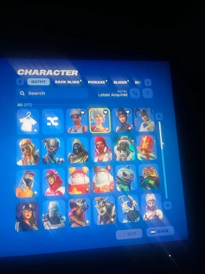 Fortnite-konto med black knight samt mycket skins - Säljer ett Fortnite-konto med många gamla skins från tidigt season 2 till nu samt har väldigt många gamla pickaxes och gliders samt emotes skriv om ni är intresserade så får ni videos på de, sen tar vi de på Swish