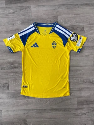 Sverige fotbollströja  - Har du ingen Sverige tröja än till VM? Då passar denna perfekt. Sverige fotbollströja tröja i storlek S. Använd ett fåtal gånger så skicket är alldeles prima. Är en player version vilket innebär högre kvalité och tunnare material än fan- version. Vid andra frågor är det bara skriva.