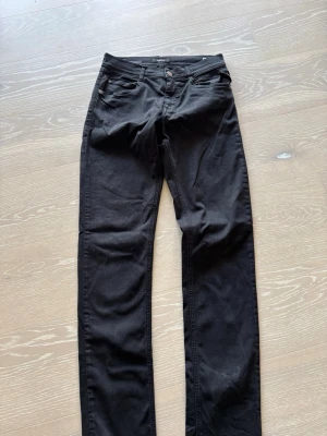 Svarta Replay Hyperflex jeans - Tjena!  Säljer ett par svarta replay byxor som har legat i byrån sedan ung ålder. Storleken är till ungdomar mellan 13-14års ålder och är 158 cm i längden. Byxorna är i väldigt bra skick och är knaptt använda. Tveka inte på att höra av dig vid frågor.  /Sam