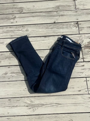 Replay jeans - Snygga mörkblå jeans från replay med klassisk rak passform och kontrastsömmar. Jeansen har fem fickor och är tillverkade i ett slitstarkt denimtyg. Perfekta för dig som gillar en tidlös och clean look.
