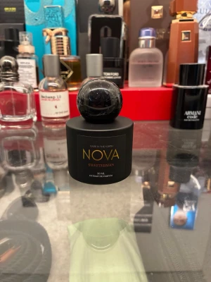 Nova Sweetterman Extrait de Parfum - Exklusiv parfymflaska från Nova, modell Sweetterman. Flaskan är matt svart med guldfärgad text och har en rund, svart kork. Innehåller 50 ml Extrait de Parfum. Modern och stilren design som passar perfekt på parfymhyllan. Tror mellan 30~40ml kvar😊🙌