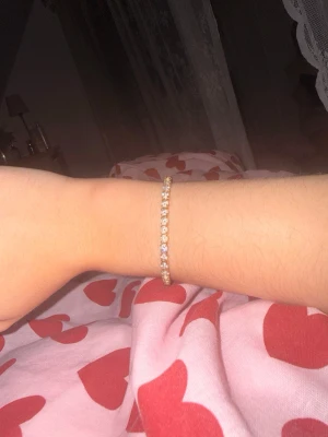 Swarovski Matrix Tennis armband guld - Snyggt Matrix Tennis armband från Swarovski i guldton med runda, gnistrande kristaller längs hela bandet. Armbandet har en klassisk och elegant design som passar perfekt till alla outfits. Lätt att matcha och ger en lyxig känsla till din stil.