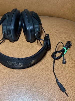 Svarta Howard Leight hörlurar - Säljer ett par svarta over-ear hörlurar från Howard Leight. De har en vadderad bygel med logga och stora öronkåpor i plast. Medföljer en svart sladd med 3,5 mm kontakt. Perfekta för dig som vill ha rejäla hörlurar med bra ljudisolering.