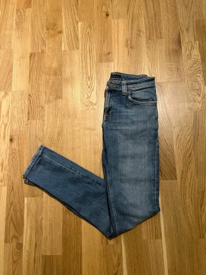 Ljusblå Nudie Jeans - Ljusblå Nudie Jeans för män. Storlek Waist 28 / Lenght 32. Nyskick inga skador/slitage. Hör av dig vid intresse/frågor. PRIS KAN DISKUTERAS!