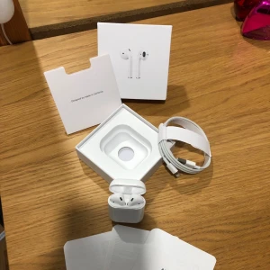 AirPods 2nd Gen  - AirPods 2nd Gen. Testade några gånger men används inte längre. Allt original följer med. Fint skick.