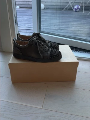 Christian louboutin  - Säljer nu mina loubs som använts i två år. De syns att dom är använda så nuvarande skick är 7/10 men man kan lätt städa till dom till en 9/10.  Original låda med en extra nit och nya snören tillkommer även. Vid fler frågor så är de bara att höra av sig. Priset är långt ifrån hugget i sten så kom med förslag!