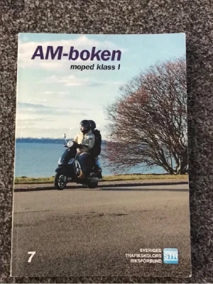 AM-boken moped klass I - AM-boken för moped klass I, utgiven av STR. Omslaget har en bild på en person som kör moped vid vattnet med träd i bakgrunden. Boken är tryckt i färg och har mjukt omslag. Perfekt för dig som pluggar till AM-körkort.