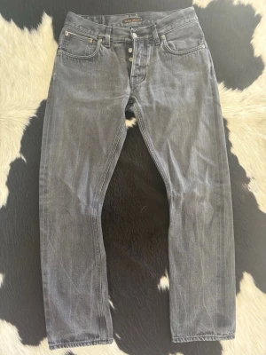 Nudie Jeans Dry Selvage - Tja, säljer nu dessa riktigt feta Nudie selvage jeansen.| Byxorna är i väldigt bra skick och är i storleken W32 och L32.| Dubbelkolla gärna måtten på de sista bilderna.| Bara att höra av er vid frågor eller funderingar.|