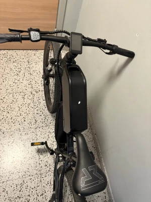 Svart elcykel med display 2000watt - Säljer en svart elcykel med robust ram, stor batterilåda på ramen och digital display på styret. Cykeln har breda däck, sportig sadel med mönster och handtag med kontrollpanel. Perfekt för dig som vill ha extra kraft i cyklingen.