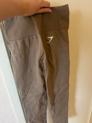 Bruna/beiga seamless leggings från Gymshark - Bruna aktiga thights från gymshark. Använd 2-3 gågner 