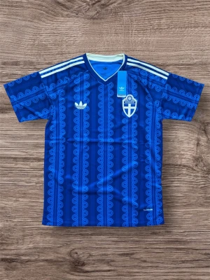 Blå Sverige fotbollströja Adidas - Säljer en blå fotbollströja från Adidas med Sveriges landslagsemblem på bröstet. Tröjan har ett mönster i ljusblått, vita Adidas-ränder på axlarna och V-ringning. Tillverkad i lätt och ventilerande syntetmaterial, perfekt för träning eller match.