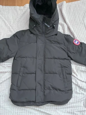 Goose jacka - Väldigt snygg canada goose jacka, helt ny och oanvänd, perfekt för dig som vill ha en skön jacka. 
