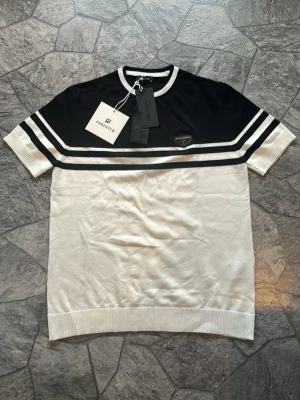 Stickad t-shirt från Prada - Elegant stickad svartvit t-shirt från Prada. Perfekt för en trendig, clean och old money look. Från farfetch. Priset är ej hugget i stan. Kontakta gärna vid frågor:)