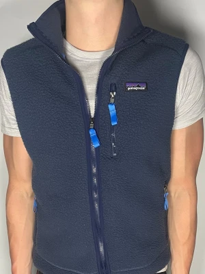 Patagonia fleece väst - Säljer en ritkigt snygg och trendig Patagonia fleece väst i fint skick, storlek S, vid frågor är det bara att skriva //Gramenti