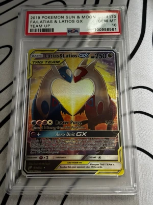 Pokemonkort Latias & Latios GX PSA 10 - Pokemonkort Latias & Latios GX Tag Team från 2019 Sun & Moon Team Up-serien. Kortet är graderat PSA 10 och ligger i en genomskinlig hård plastkapsel. Färgglad design med Latias och Latios i hjärtformad pose. Perfekt för samlare eller Pokémonfans. OBS KORTET ÄR FEJK