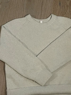 Beige basic sweatshirt - En stilren beige sweatshirt med rund halsringning och ribbade muddar vid ärmslut och nederkant. Tröjan har en enkel och avslappnad passform, perfekt för en chill look. Materialet ser ut att vara mjukt och bekvämt, troligen bomull eller bomullsblandning. Original pris 450