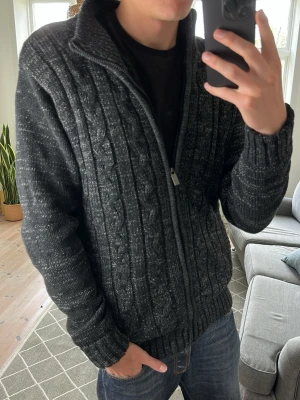 Pälsfodrad Cardigan  - Super trendig och snygg, perfekt nu under våren och de kalla sommarkvällarna! Mått: A:56 B:48 C:48 D:67 (cm) Skriv vid fundering 😊🙌