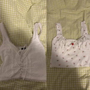 Två vita toppar (Gina + cotton on)  - Säljer två söta vita croptops ifrån Gina och cotton on ❤️❤️